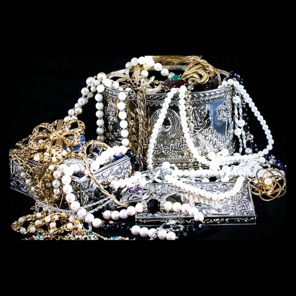 Jewelry - 5 Costume Jewelry items